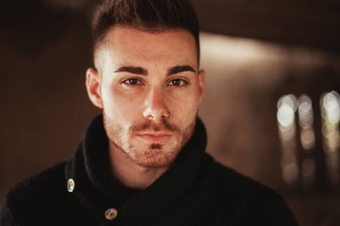 Eski evdeki çekici adam 