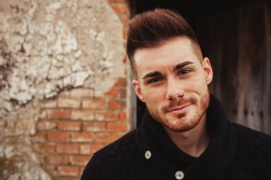 Eski evdeki çekici adam