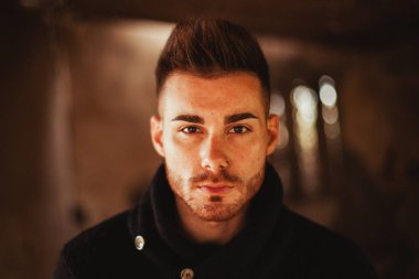 Eski evdeki çekici adam 