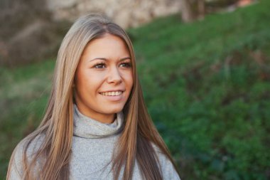 Sonbahar parkındaki kadın