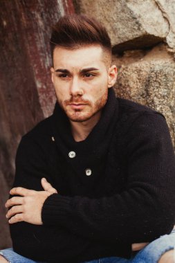 Eski evdeki çekici adam