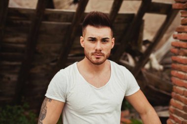 terk edilmiş evde yakınındaki çekici adam