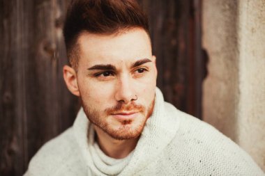 Eski evdeki çekici adam 