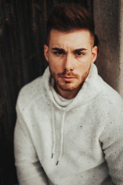 Eski evdeki çekici adam 