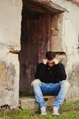 Eski evdeki çekici adam