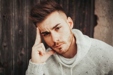 Eski evdeki çekici adam 