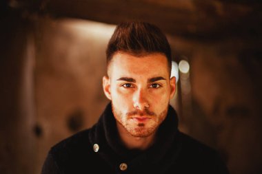 Eski evdeki çekici adam 