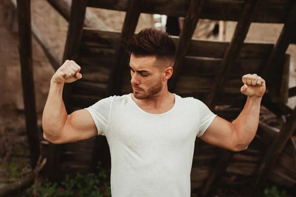 강한 남자가 보여주는 근육 — 스톡 사진