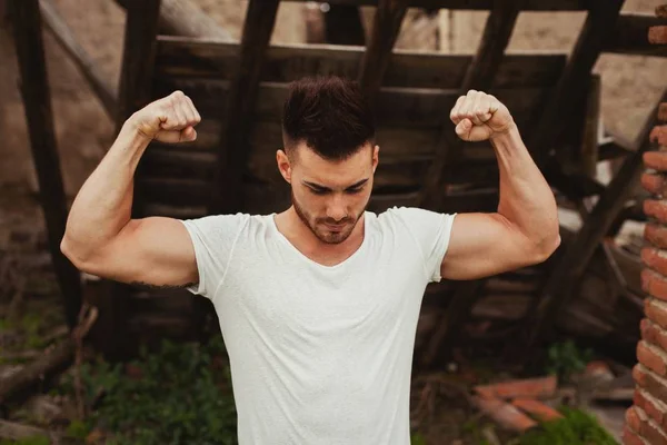 강한 남자가 보여주는 근육 — 스톡 사진