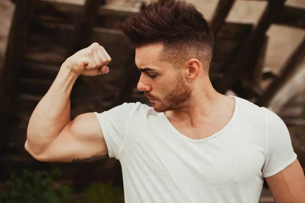 Ισχυρό άντρα προβολή μυς — Φωτογραφία Αρχείου