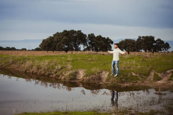 Nehri yanındaki çekici adam — Stok fotoğraf