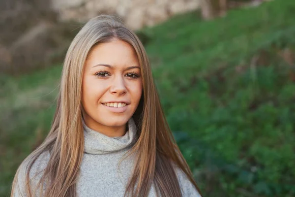 Woman in autumn park — Stock Photo, Image