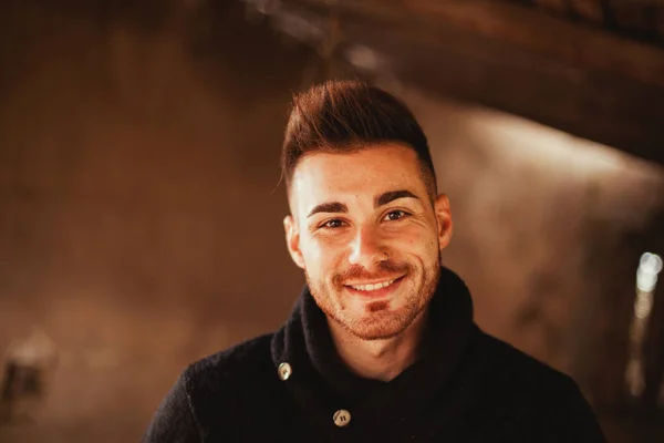 Attractive guy in old house — Stock Photo, Image