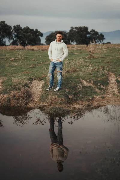 Attraente ragazzo accanto al fiume — Foto Stock