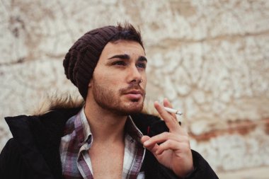 Yün şapkalı çekici adam