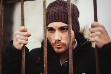 Çekici adam geride barlar