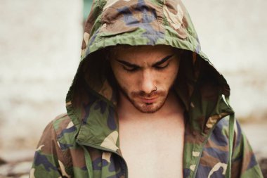 Çekici adam güçlü göğsüne gösterilen