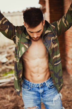 Çekici adam güçlü göğsüne gösterilen