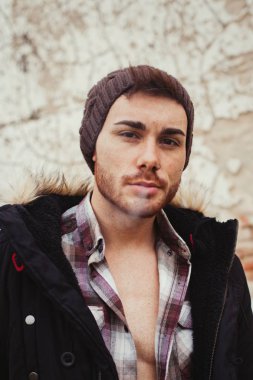 Yün şapkalı çekici adam