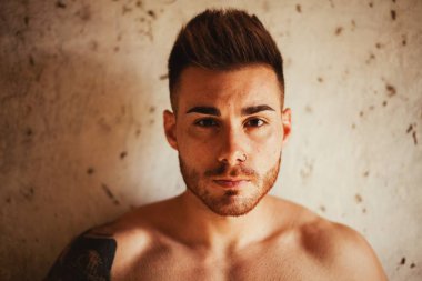 Çekici adamla çıplak gövde