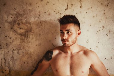 Çekici adam kaslarına gösterilen