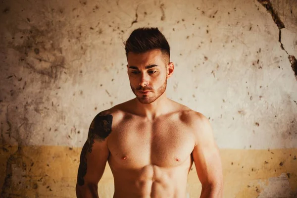 Ελκυστική τύπος δείχνει τους μυς του — Φωτογραφία Αρχείου