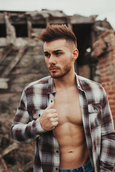 Ragazzo con camicia aperta fuori — Foto Stock