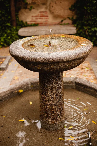 Fonte de pedra pequena — Fotografia de Stock