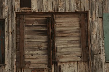 Eski kepenkli pencere