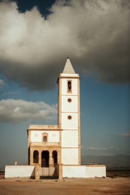 Bulutlu gökyüzü ile beyaz kilise