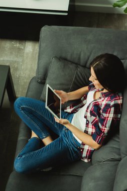 tablet ile esmer kız