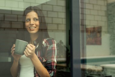 kadın içme kahve sonraki pencere