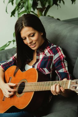 Güzel kız gitar çalmak