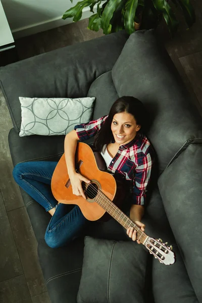 Csinos lány gitározni — Stock Fotó