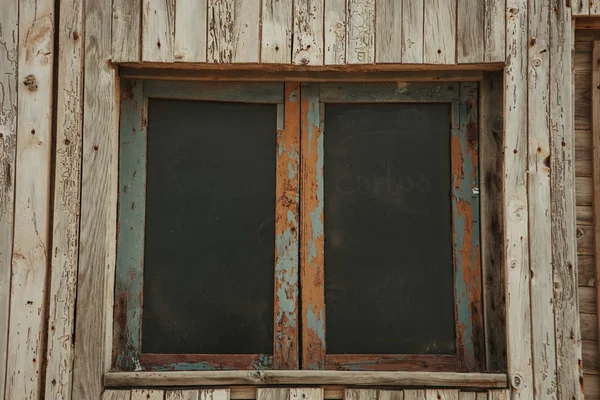 Віконницями старі вікна — стокове фото
