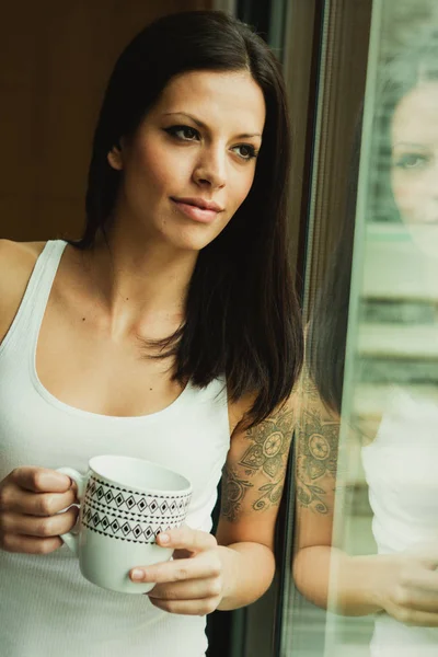 Mooie vrouw drinken cofee — Stockfoto