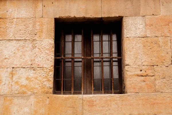 녹슨 창살로 만든 창문 — 스톡 사진