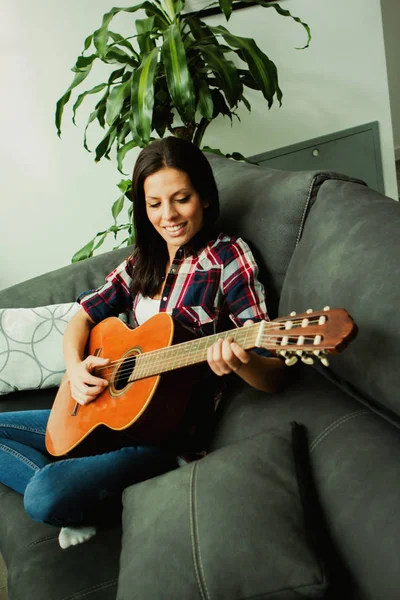 Menina bonita tocando guitarra — Fotografia de Stock