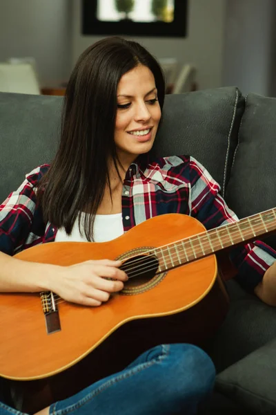 Menina bonita tocando guitarra — Fotografia de Stock