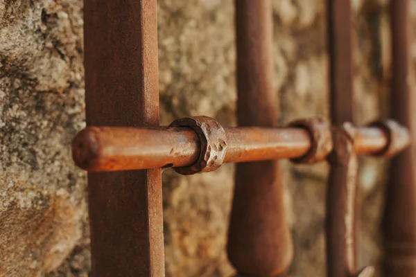 Puerta oxidada cerrada — Foto de Stock