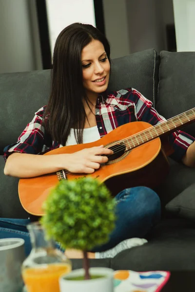 Menina bonita tocando guitarra — Fotografia de Stock