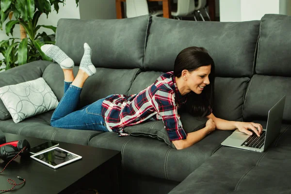 Dziewczyna z laptopem na kanapie — Zdjęcie stockowe