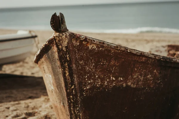 Velho barco enferrujado na praia — Fotografia de Stock