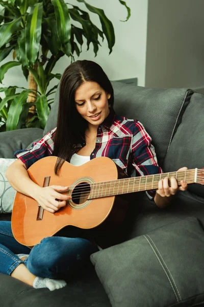 Menina bonita tocando guitarra — Fotografia de Stock