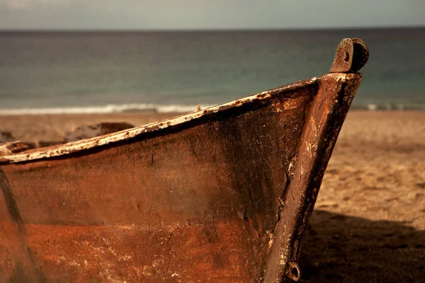 Viejo barco oxidado en la playa — Foto de Stock