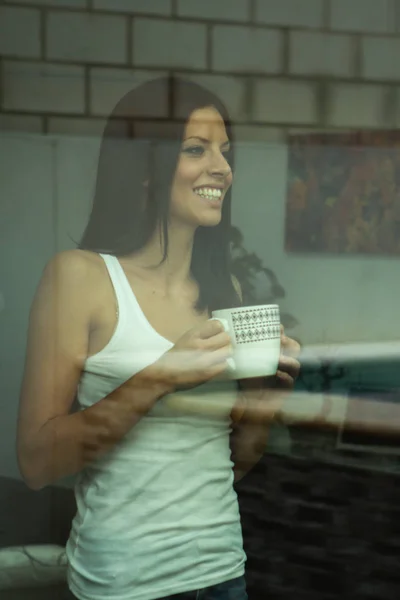 Hezká žena pití kávy — Stock fotografie