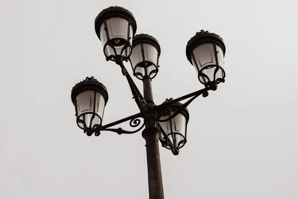 Beş lambalar ile siyah sokak lambası — Stok fotoğraf