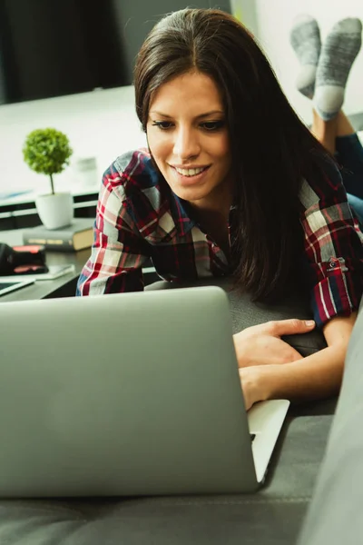 A kanapé laptop lány — Stock Fotó