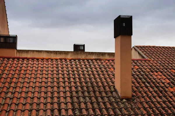 Telhado com azulejos vermelhos e chaminés — Fotografia de Stock