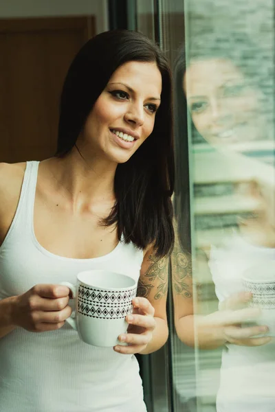 Hezká žena pití kávy — Stock fotografie